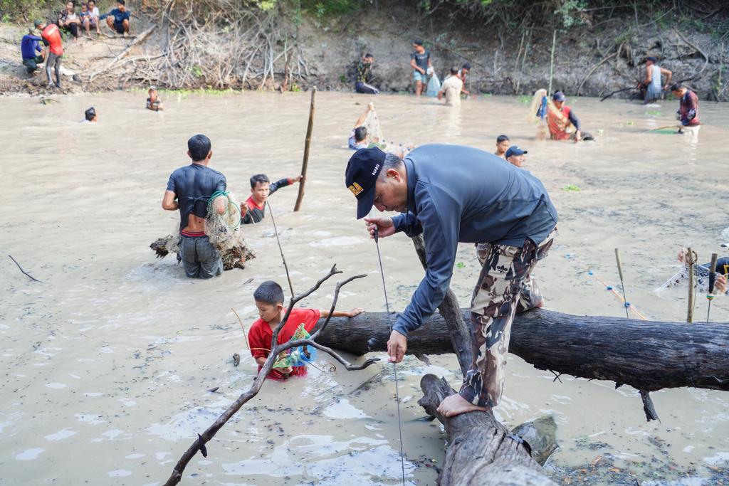 IMG-20230903-WA0061 Jaga Tradisi Bekarang, Pj Bupati Apriyadi Nyebur Bareng Warga