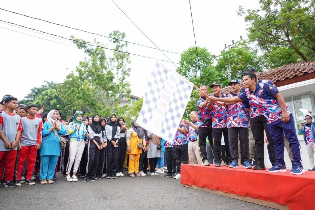 IMG-20230912-WA0017 Meriah, Ribuan Warga Muba Jalan Sehat dan Senam Bareng Pj Bupati Apriyadi