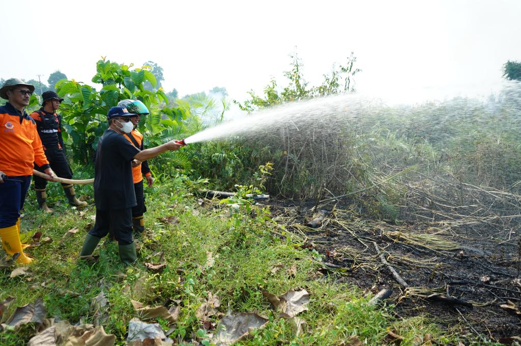 IMG-20230928-WA0076-1 Bareng Petugas BPBD, Pj Bupati Apriyadi Padamkan Karhutlah di Dusun Lame