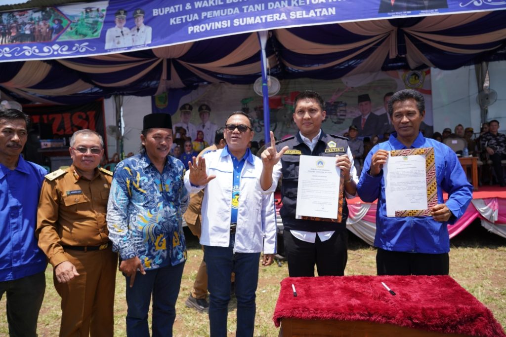 bupati-panca-hadiri-pelantikan-dan-pengukuhan-pemuda-tani-dan-ktna-kecamatan-kab-empat-lawang-1024x683 Bupati Panca Hadiri Pelantikan dan Pengukuhan Pemuda Tani dan KTNA Kecamatan, Empat Lawang