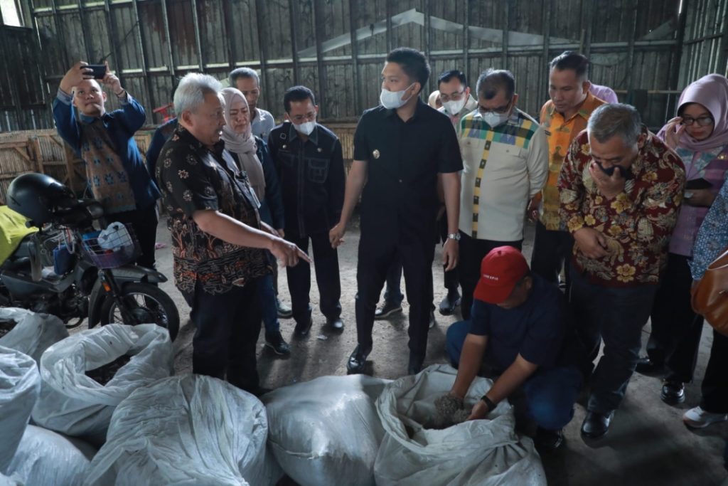 bupati-panca-lakukan-kunker-ke-kab-banyumas-dalam-rangka-meninjau-tpa-berbasis-lingkungan-dan-edukasi-1024x683 Kunker ke Banyumas, Bupati Ogan Ilir, Panca Wijaya Akbar, SH Tinjau TPA berbasis Lingkungan dan Edukasi