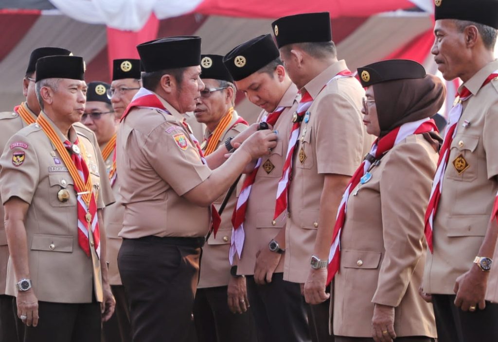 hadiri-apel-besar-peringatan-hari-pramuka-bupati-oi-terima-penghargaan-pramuka-darma-bakti-1024x704 Bupati Panca Wijaya Akbar, SH Terima Penghargaan Pramuka Darma Bakti
