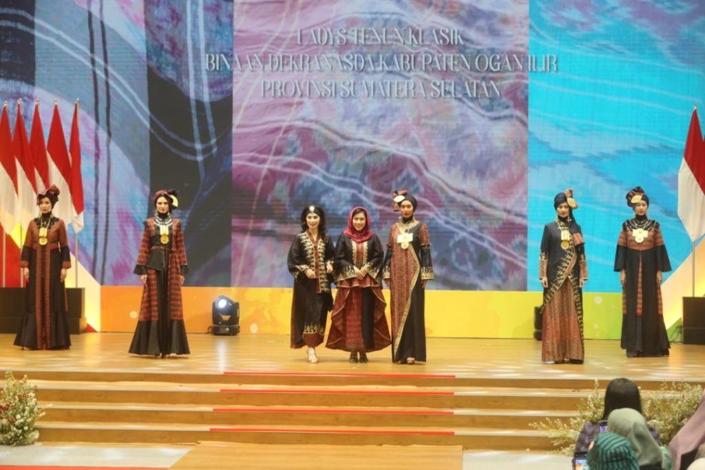 ketua-dekranasda-oi-ibu-tikha-alamsjah-panca-wijaya-tampilkan-ladys-tenun-klasik-binaan-dekranasda-kab-oi-dalam-acara-pameran-kriyanusa-1024x683 Pameran Kriyanusa, Ladys Tenun Klasik Ogan Ilir Memukau Pengunjung
