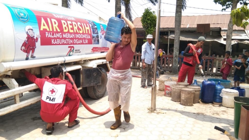 pemerintah-daerah-oi-melalui-pmi-ogan-ilir-bantu-warga-salurkan-air-bersih-ditengah-kemarau-panjang-1024x578 Kemarau Panjang, PMI Ogan Ilir Bantu Warga Salurkan Air Bersih
