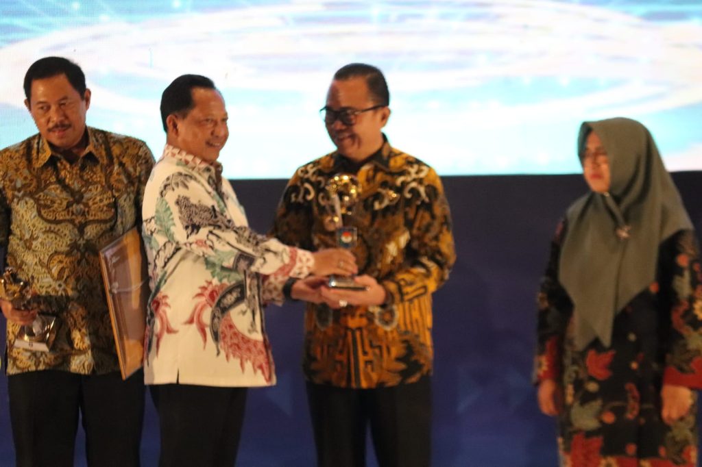 B1-5-1024x682 Hani Syopiar Rustam Terima Penghargaan dari Menteri Tito Karnavian