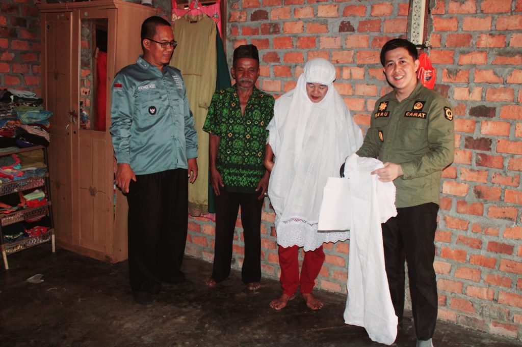 IMG-20231018-WA0073-1024x682 Usai Dapat Bedah Rumah, Ibu Suhada dapat Hadiah Mukenah dari PJ Bupati Apriyadi Mahmud