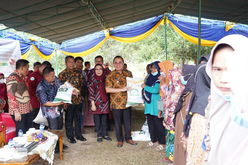 IMG-20231019-WA0007 Pj. Bupati Serahkan Bantuan Beras di Kelurahan Kedondong Raye