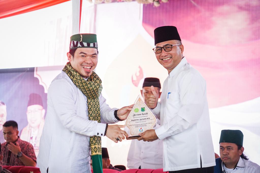 IMG-20231022-WA0056 Di Hari Santri, Pj Bupati Apriyadi Bareng Ribuan Kiyai dan Santri di Muba Doakan Palestina