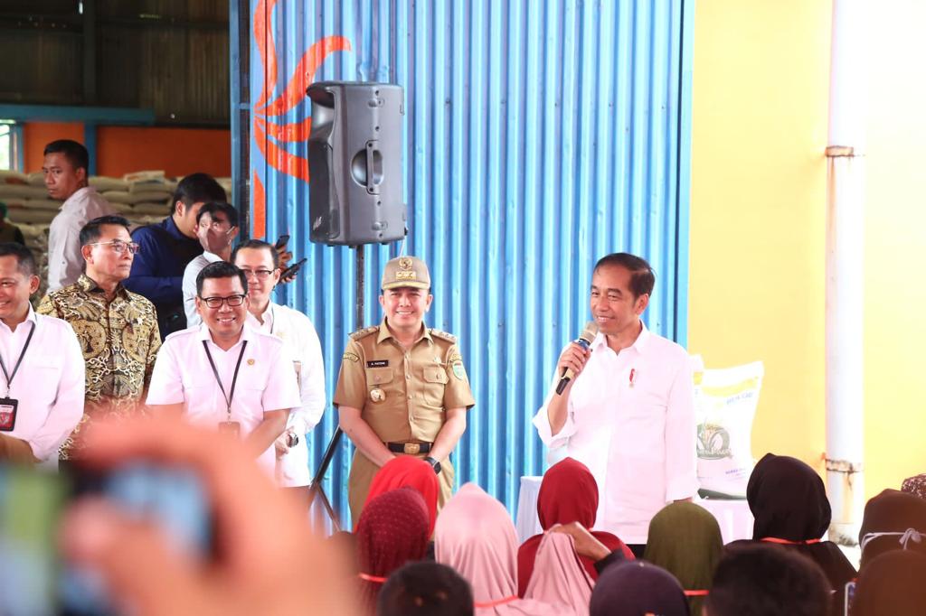 IMG-20231027-WA0018 Presiden Jokowi Didampingi Pj Gubernur Agus Fatoni Tinjau Persediaan Beras dan Serahkan Bantuan Pangan di Palembang