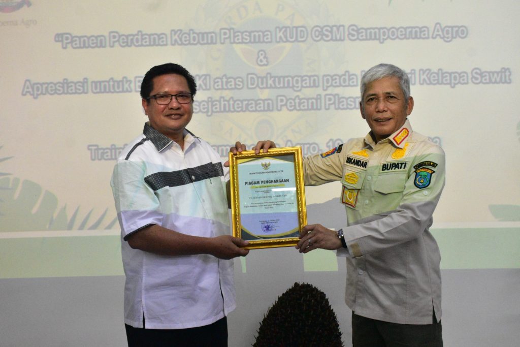 b2-1-1024x683 H. Iskandar Dinobatkan sebagai Bupati Peduli Petani Sawit