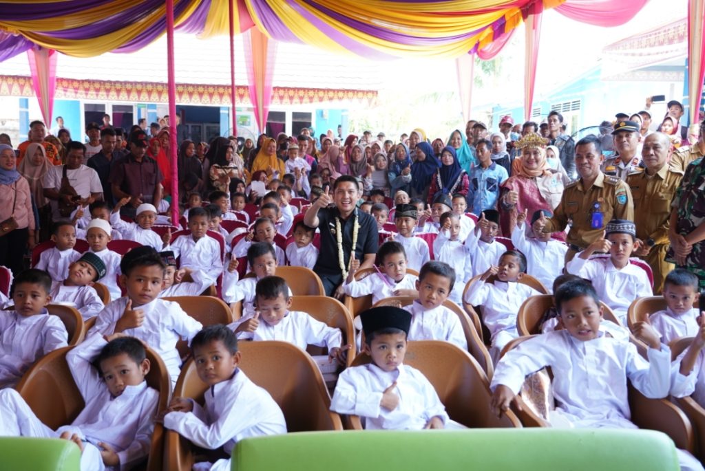 ratusan-anak-ikuti-sunatan-massal-gratis-di-puskesmas-muara-kuang-1024x685 Peringati HKN ke- 59, Ratusan Anak Ikuti Sunatan Massal Gratis