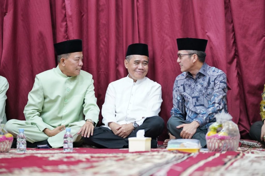 wabup-ardani-hadiri-peringatan-maulid-nabi-muhammad-shallallahualaihi-wa-sallam-tahun-1445-hijriah-1024x683 Wabup Ardani Hadiri Peringatan Maulid Nabi Muhammad Tahun 1445 Hijriah