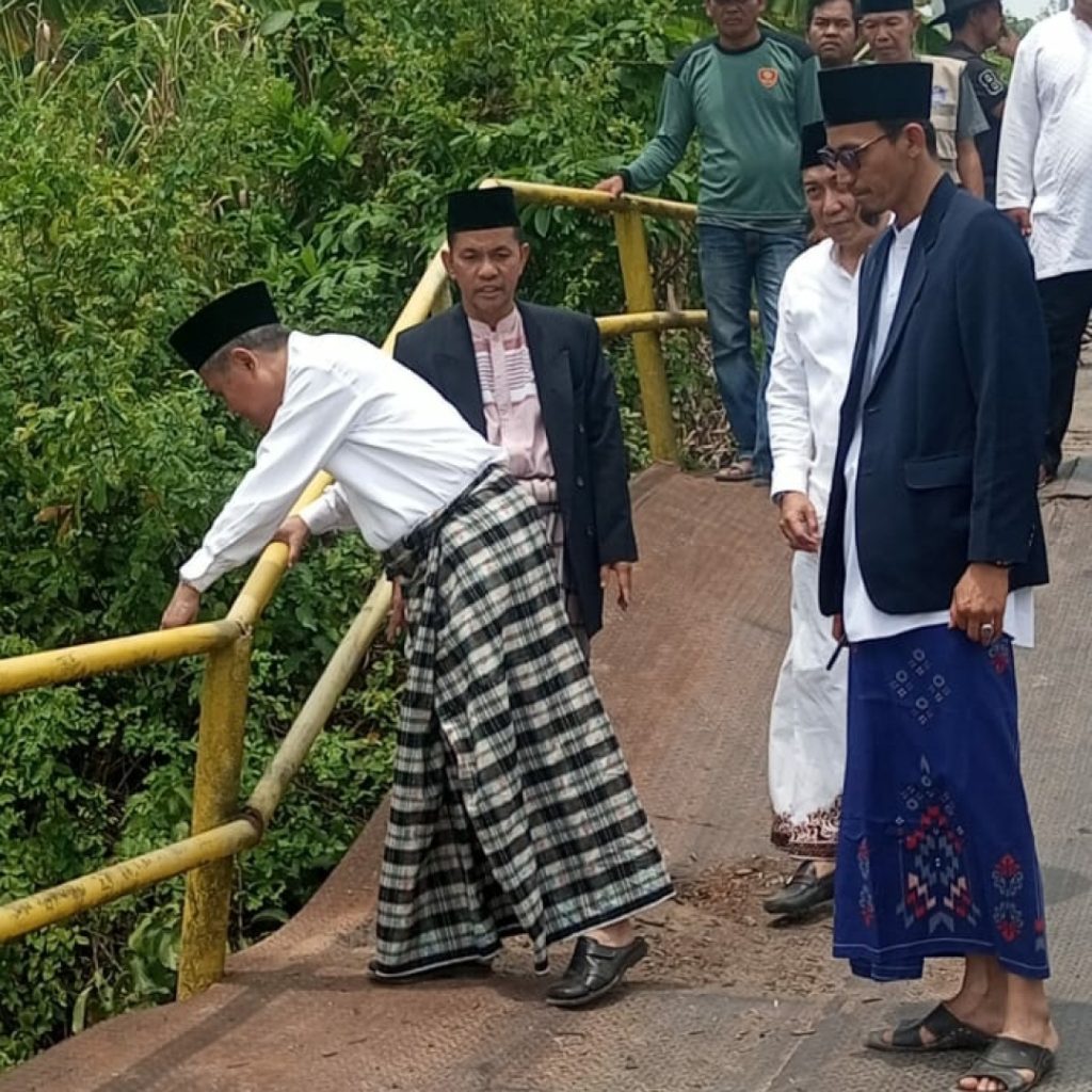 wabup-ardani-tinjau-dan-siap-benahi-langsung-jembatan-penghubung-desa-yang-ambruk-1024x1024 Siap Benahi Langsung Jembatan Penghubung Desa yang Ambruk