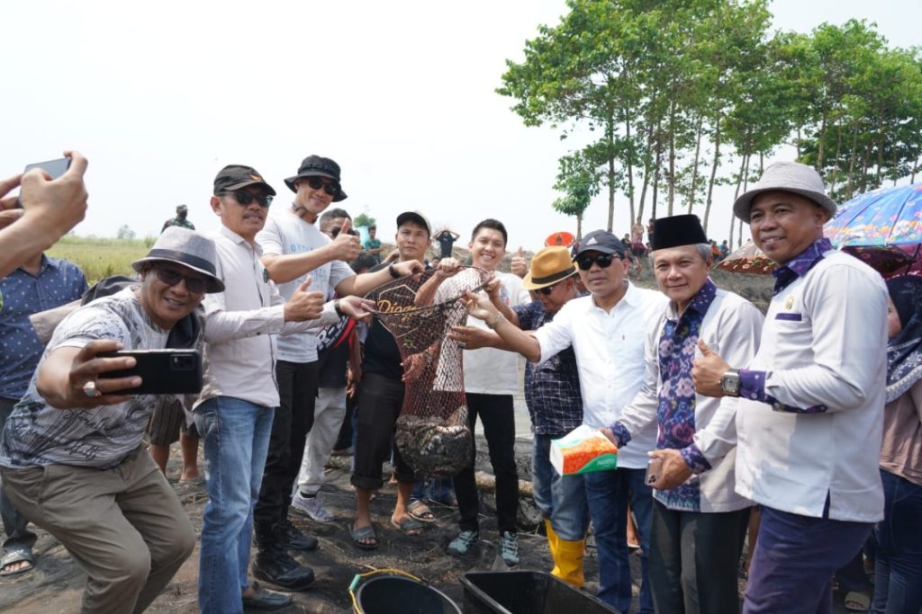 z6-1024x683 Bersama Kades se-Kabupaten Ogan Ilir, Bupati Panca Wijaya Akbar, SH Silaturahim dan Ajak Masyarakat Melebung Ikan