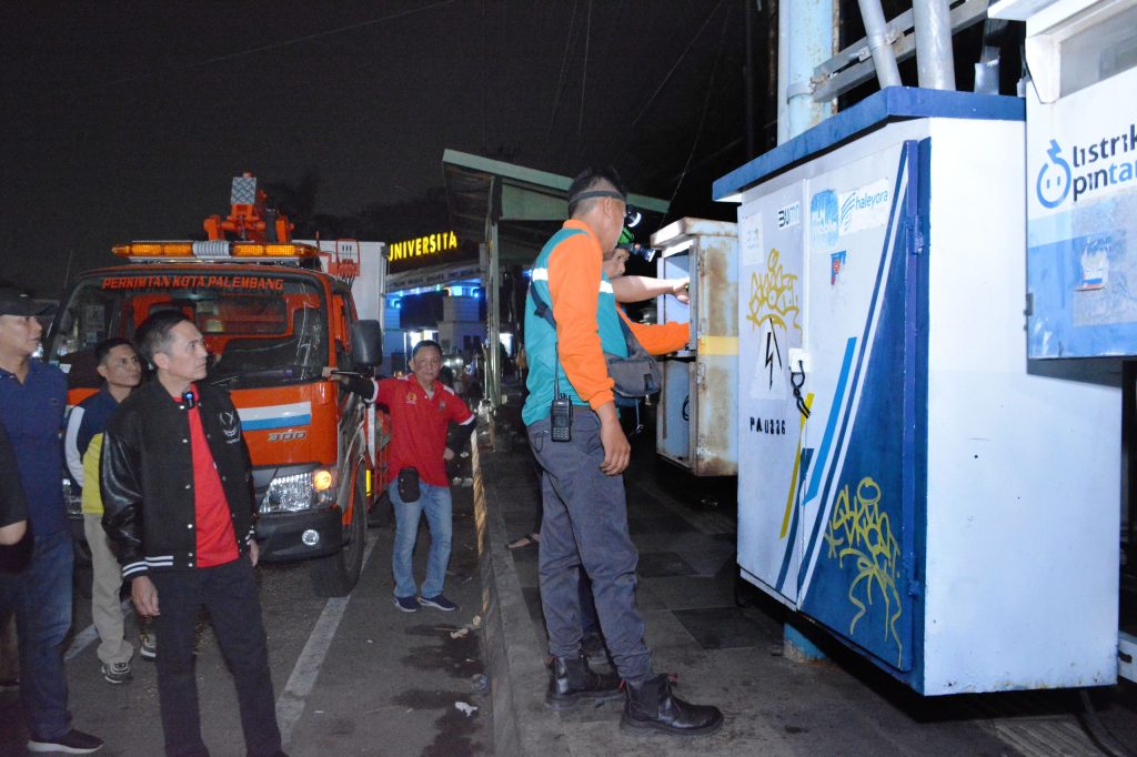 C1-1024x682 Malam Hari, Ratu Dewa Keliling Cek Langsung Perbaikan Lampu Penerangan Jalan