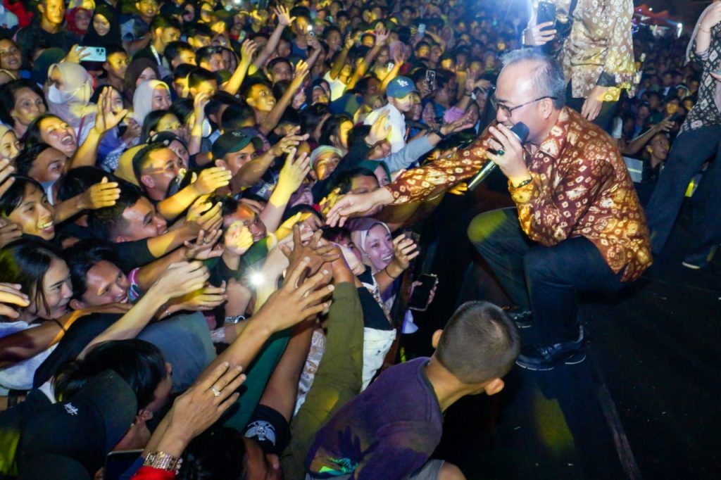 IMG-20231106-WA0014-1024x682 Duet Bareng Duo Anggrek, Pj Bupati Apriyadi Hibur Para Penonton