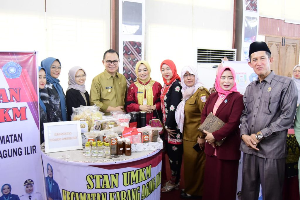 IMG-20231107-WA0046-1024x684-1 Tekan Harga, Pj. Bupati Banyuasin Hani Syopiar Rustam Gelar Pasar Murah dan Bazar UMKM