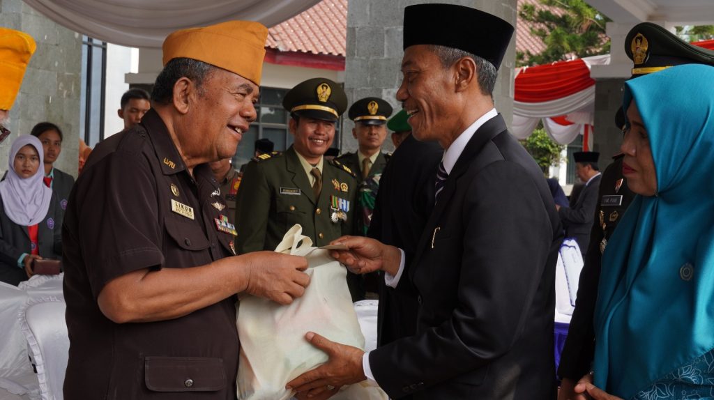 IMG-20231110-WA0036-1024x574 Momen Plt. Bupati OKI Ajak Peserta Upacara Nyanyikan Lagu 'Gugur Bunga' Kenang Jasa Pahlawan