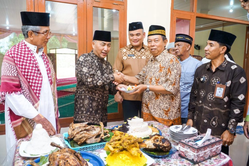 IMG-20231117-WA0029-1024x683 Usai Potong Tumpeng, Pj Bupati Apriyadi Mahmud Salat Jumat Berjamaah Bareng Kades se-Kecamatan BHL