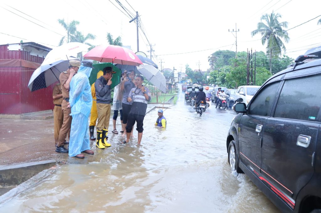 IMG_20231120_WA_0011_580657acfb-1024x682 Hujan-Hujanan, Ratu Dewa Gerak Cepat Tinjau Langsung Genangan Air