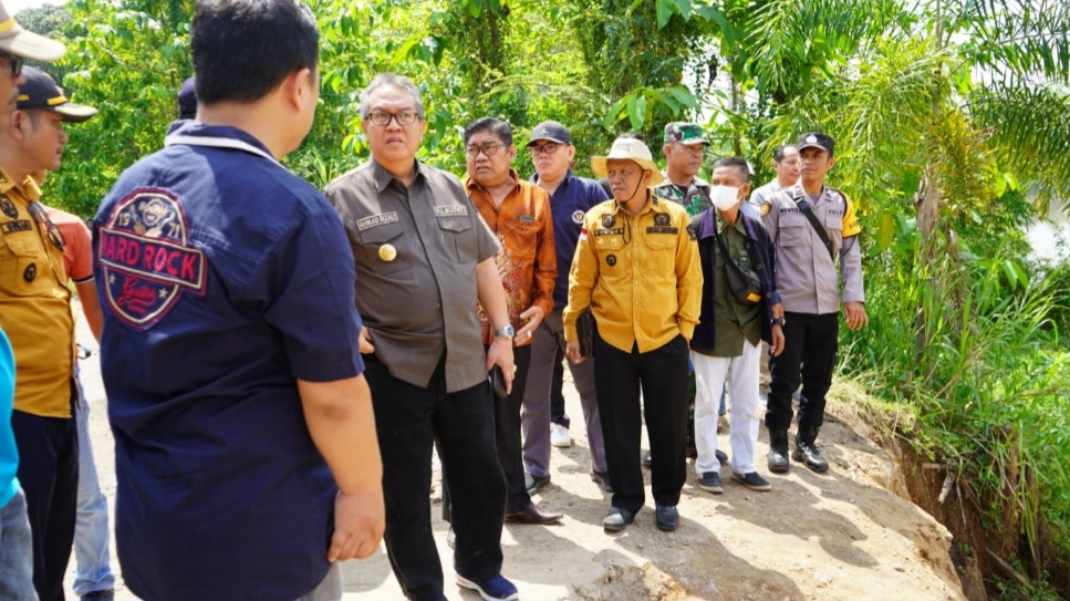 Screenshot_20231106_085924_Chrome Pj. Bupati Muara Enim Tinjau Jembatan Longsor di Desa Kasai dan Siapkan Solusi Cepat