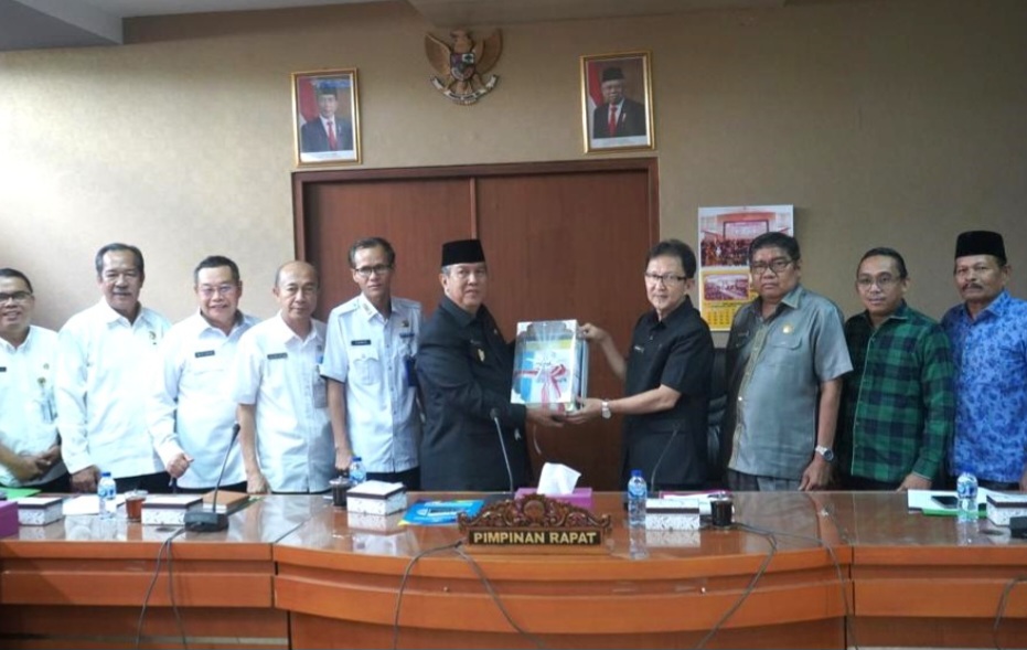 Screenshot_20231109_161144_Chrome Pj Bupati Rizali Serahkan Rancangan KUA dan PPAS Kabupaten Muara Enim TA 2024