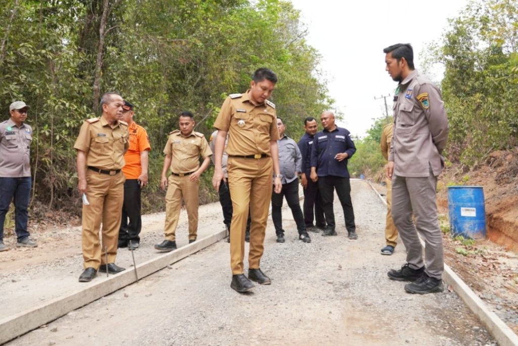 bupati-ogan-ilir-meninjau-lokasi-peningkatan-ruas-jalan-desa-kuang-dalam-desa-beringin-dalam-kecamatan-rambang-kuang-sepanjang-95-km-1024x683 Bupati Ogan Ilir Tinjau Lokasi Peningkatan Ruas Jalan Desa Kuang Dalam - Desa Beringin