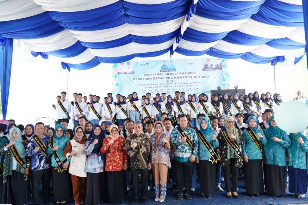 wabup-ardani-mengukuhkan-ayah-bunda-genre-kecamatan-dan-duta-genre-desakelurahan-serta-operasi-pasar-murah-1024x683 Wakil Bupati Ogan Ilir Cek Langsung Pelayanan KB Kesehatan