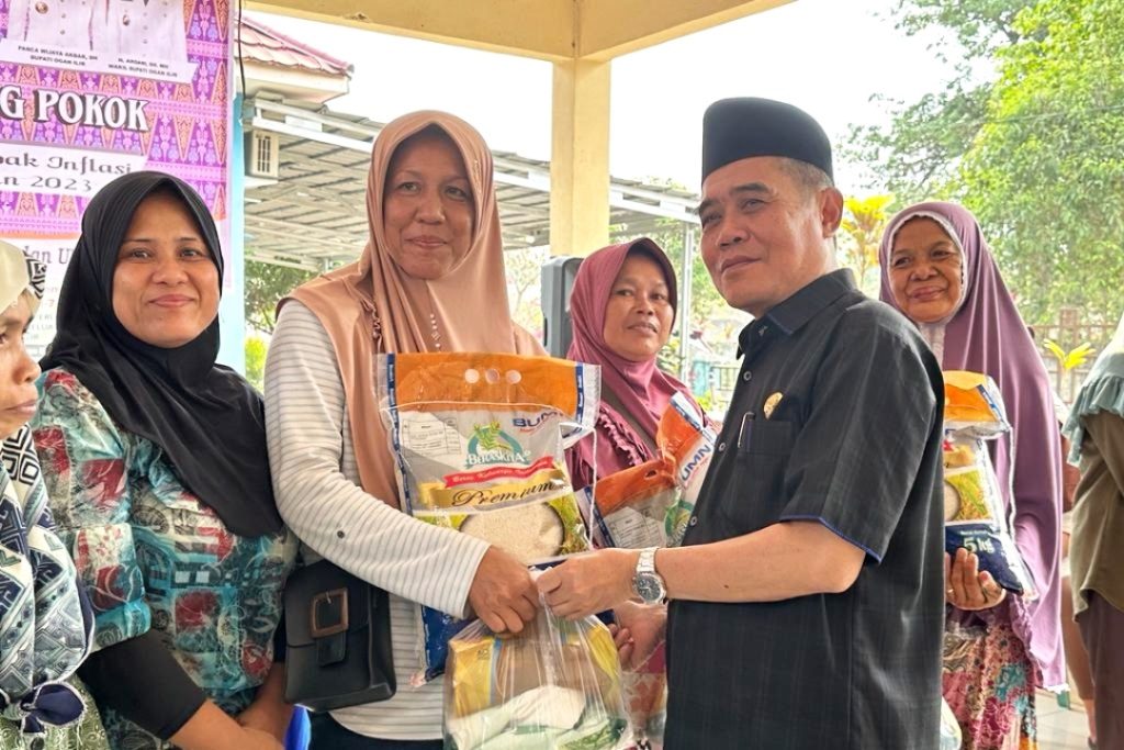 wabup-ardani-monitoring-operasi-pasar-murah-di-aula-kantor-camat-indralaya-utara-1-1024x683 Wabup Ardani Monitoring Operasi Pasar Murah di Aula Kantor Camat Indralaya Utara