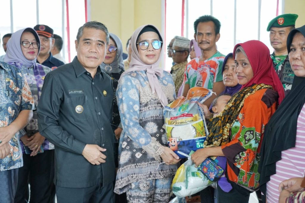 wabup-ardani-selenggarakan-operasi-pasar-murah-di-kecamatan-payaraman-1024x683 Gelar Operasi Pasar Murah di Kecamatan Payaraman