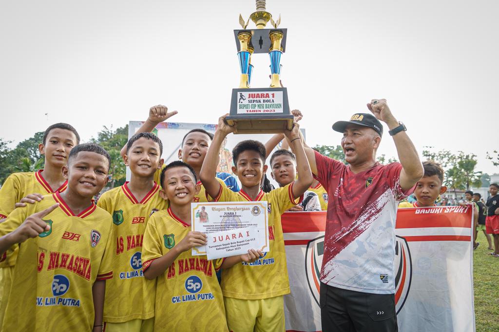 B6 Pj. Bupati Muba Serahkan Langsung Piala Turnamen Sepakbola Bupati Cup 2023