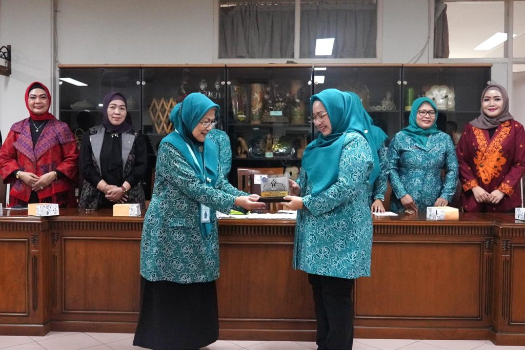 IMG-20231201-WA0048-1024x683 Pj Ketua TP PKK Sumsel Tyas Fatoni Tinjau Gerakan Keluarga Indonesia dan Posyandu di Jawa Barat