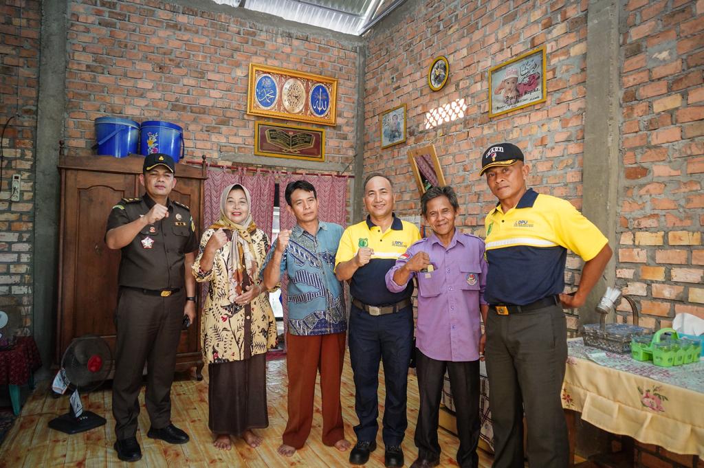 IMG-20231206-WA0153 Tidak Layak Huni, Warga Muba Langsung Dapat Jatah Bedah Rumah dari Pj Bupati Apriyadi