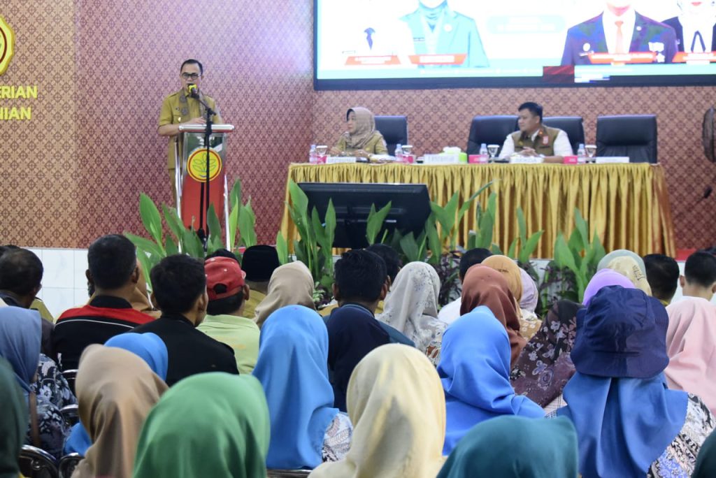 IMG-20231211-WA0098-1024x684-1 Pj. Bupati Banyuasin Hani S Rustam Serahkan Bantuan Benih Sayuran