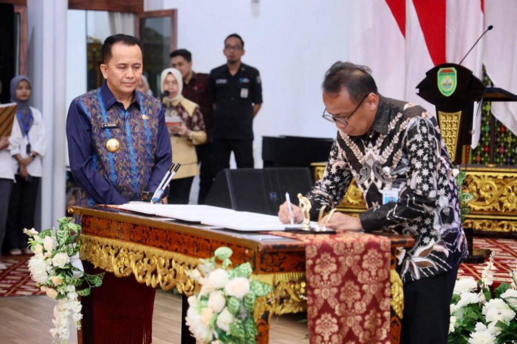 IMG-20231215-WA0011-1024x682 Pj Gubernur Agus Fatoni Serahkan DIPA Petikan dan Buku Alokasi TKD Tahun Anggaran 2024 kepada Bupati/Walikota se-Sumsel