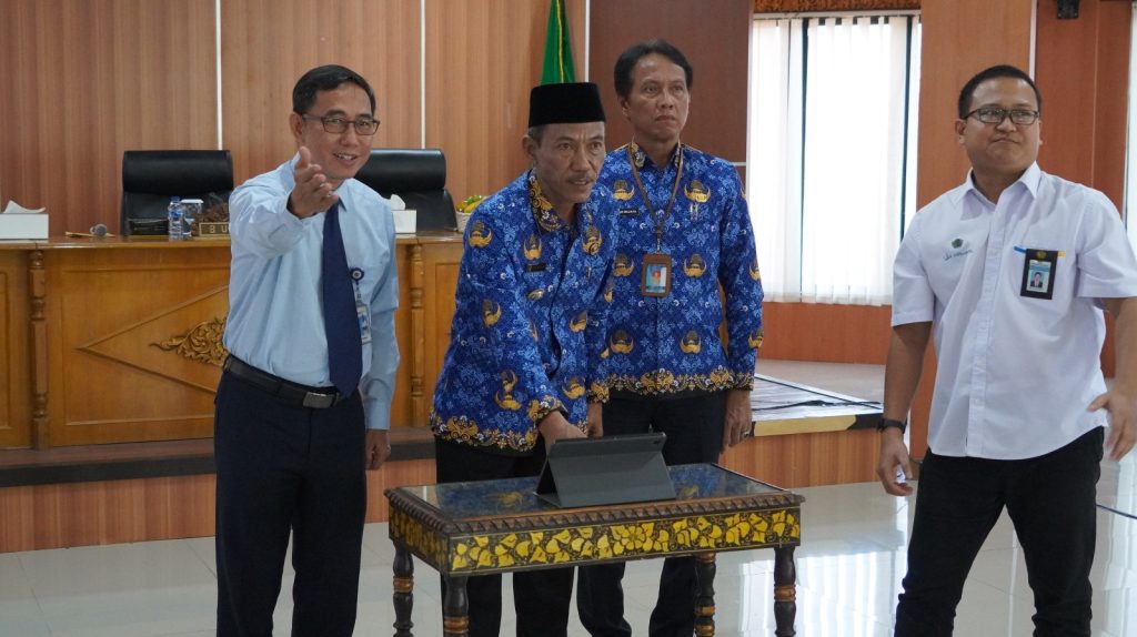 IMG-20231220-WA0086-1024x574 Bupati Shodiq Serahkan DIPA dan TKD 2024 Senilai 304 Miliar