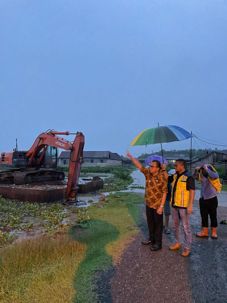 IMG-20231230-WA0045-1152x1536-1-768x1024 Pj Bupati Hani S. Rustam Kembali Tinjau Normalisasi Sungai Boom Berlian