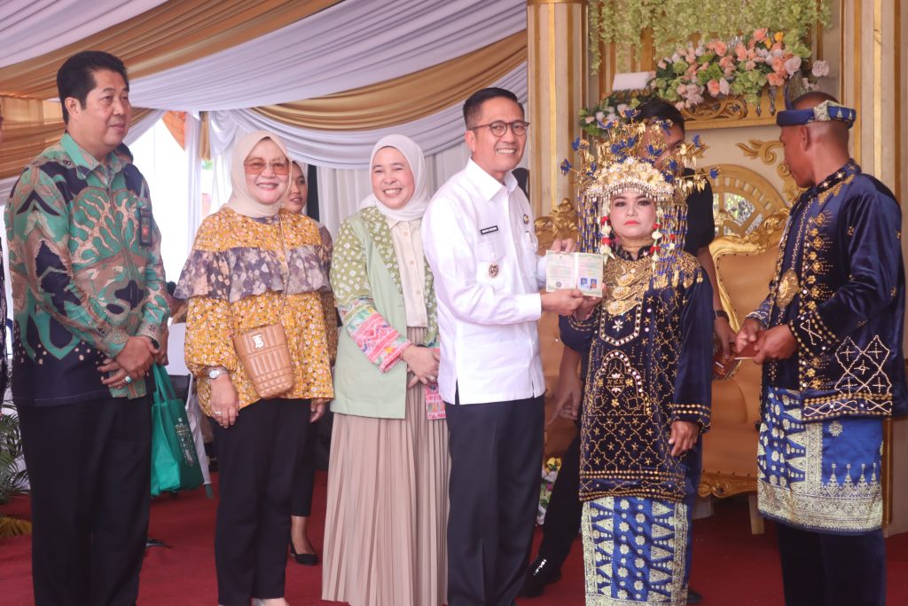 IMG_20231130_WA_0073_f32d72c07d-1024x683 Pasutri Sumringah, Pj Walikota Ratu Dewa Tawarkan Rumah Dinas untuk “Honeymoon”
