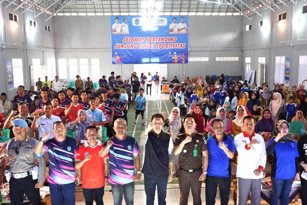 bupati-ogan-ilir-membuka-kejuaraan-bulutangkis-piala-bupati-ogan-ilir-1024x683 Bupati Panca Wijaya Akbar, SH Buka Kejuaraan Bulutangkis Piala Bupati Ogan Ilir