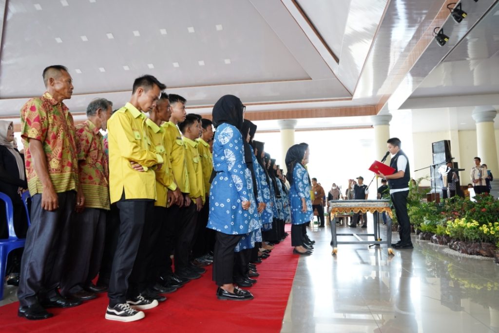 bupati-panca-lantik-pengurus-pemuda-tani-nelayan-kelompok-wanita-tani-nelayan-ktna-kecamatan-dan-pemuda-tani-nelayan-kecamatan-di-kabupaten-ogan-ilir-1024x685 Bupati Panca Lantik Pengurus Pemuda Tani Nelayan, Kelompok Wanita Tani Nelayan, KTNA Kecamatan dan Pemuda Tani Nelayan Kecamatan