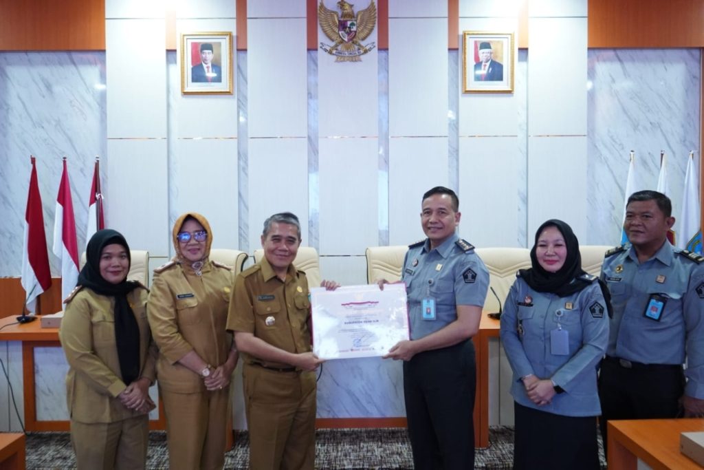 wakil-bupati-ogan-ilir-h-ardani-terima-penghargaan-kabupaten-kota-peduli-ham-1024x683 Wakil Bupati Ogan Ilir H. Ardani Terima Penghargaan Kabupaten/ Kota Peduli HAM