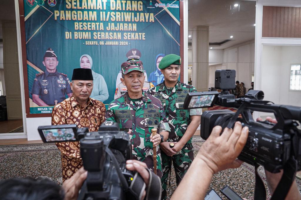 A8 Pj Bupati H Apriyadi Jamu Makan Siang Pangdam II / Sriwijaya Mayjen TNI Yanuar Adil