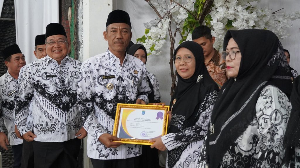 IMG-20240105-WA0039-1024x574 HUT PGRI ke-78, Pemkab OKI Beri Apresiasi kepada Guru Berprestasi