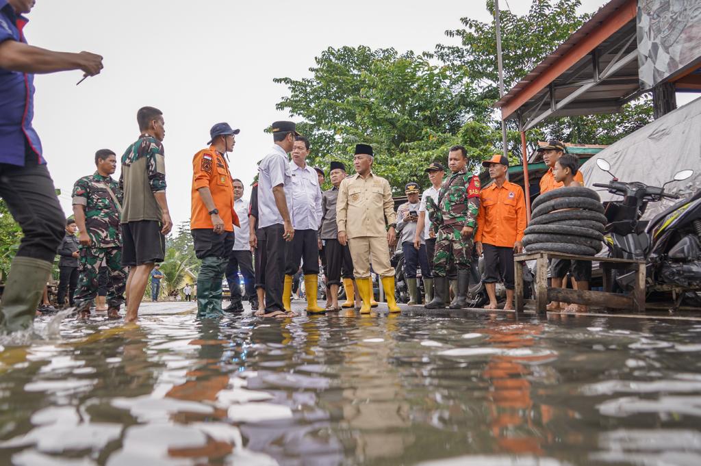 IMG-20240117-WA0053 Pj Bupati Apriyadi Warning Perusahaan, Prioritas Salur CSR di Lokasi Banjir