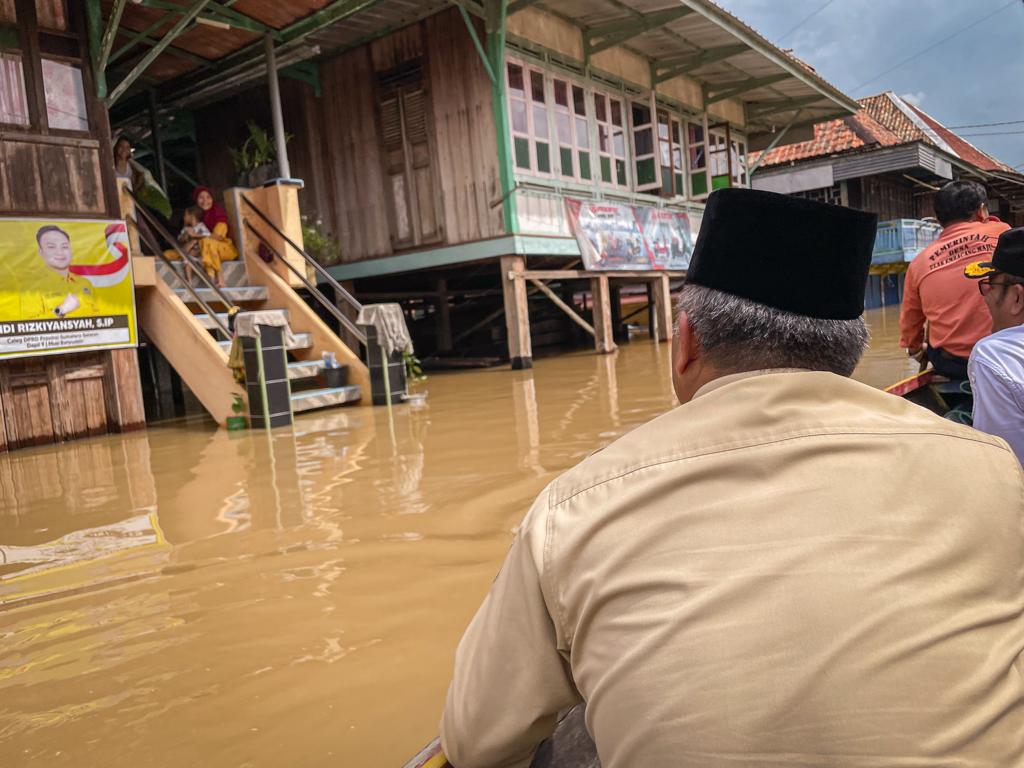 IMG-20240118-WA0014 Pj Bupati H Apriyadi Naik Perahu, Tinjau dan Beri Bantuan Korban Banjir di Ulak Embacang