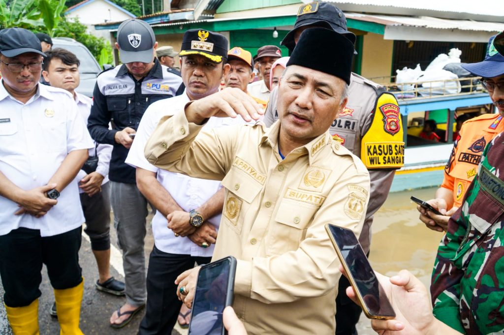 IMG-20240118-WA0016-1024x681 Pj Bupati H Apriyadi Naik Perahu, Tinjau dan Beri Bantuan Korban Banjir di Ulak Embacang