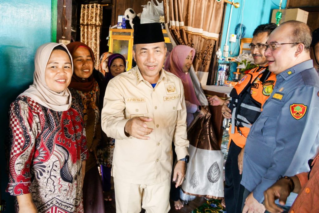 IMG-20240118-WA0017-1024x683 Pj Bupati H Apriyadi Naik Perahu, Tinjau dan Beri Bantuan Korban Banjir di Ulak Embacang