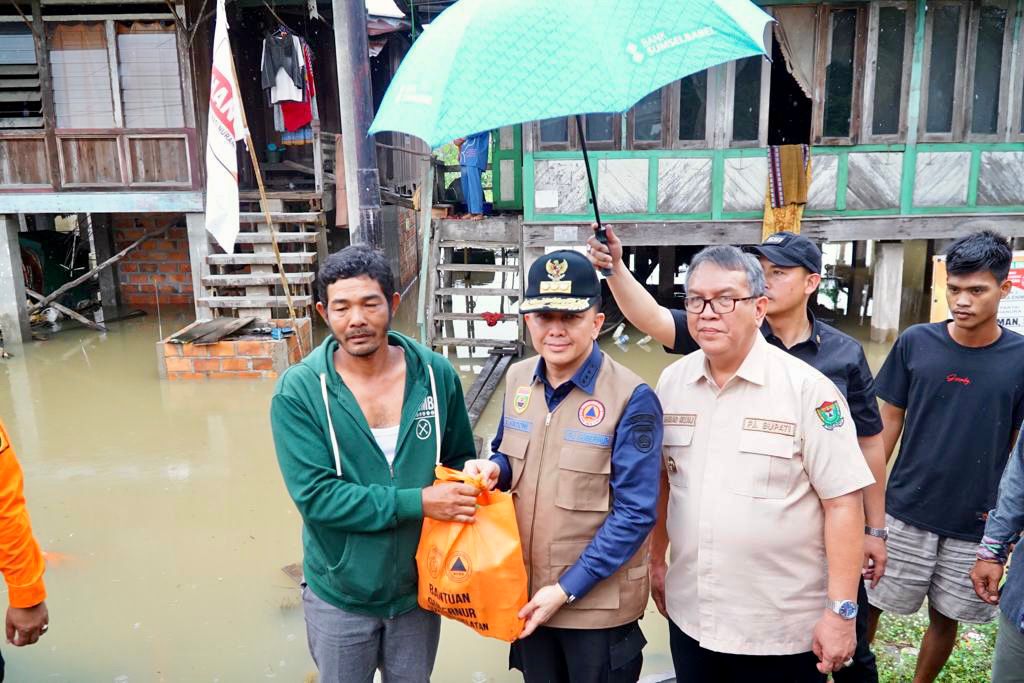 IMG-20240119-WA0119 Pj Gubernur Agus Fatoni Tinjau Lokasi Banjir  dan Salurkan Bantuan
