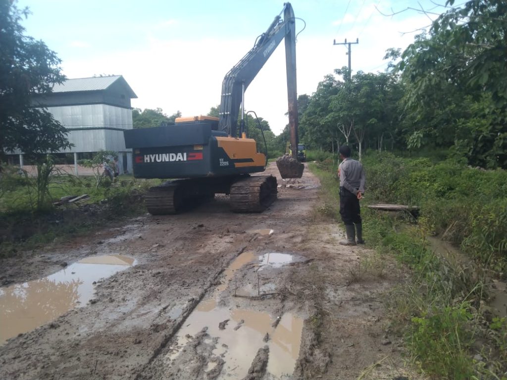 IMG-20240125-WA0038-1024x768 Manfaatkan Bongkaran Tol, Polisi dan Warga Gotong Royong Perbaiki Jalan Cengal-Sungai Jeruju