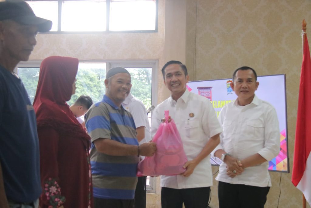 a2-2-1024x683 Di Awal Tahun, Pj Walikota Ratu Dewa Bagikan Sembako